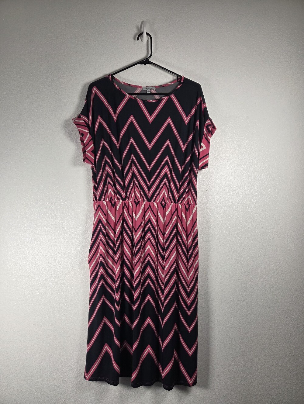 White birch Women's Size 1X Black & Pink Chevron Midi Dress